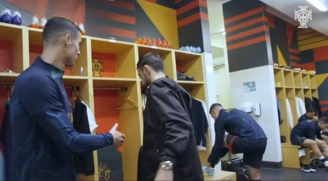 球速体育 (中国)官网-最全体育赛事直播与即时数据-C罗跟B费说了啥？一句玩笑话：“你是坐船来的吗？”