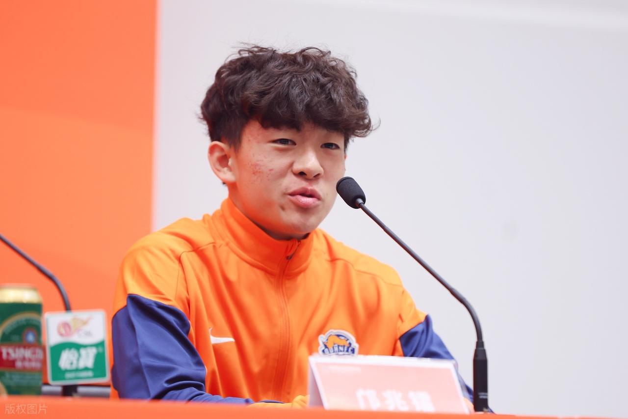 球速体育 (中国)官网-最全体育赛事直播与即时数据-争议！青岛海牛将邝兆镭列入B队，引发外界猜测，本人强调没伤病